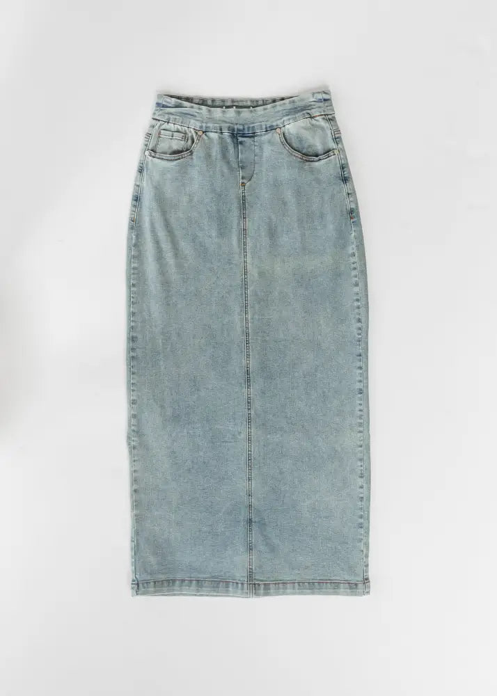 Donna classic wash stretch denim midi skirt in light wash with a classic waistband and front pockets