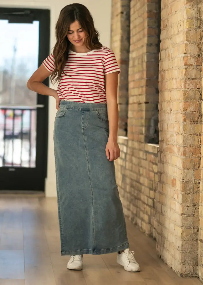 Donna classic wash stretch denim maxi skirt in light-wash with straight cut and front pockets