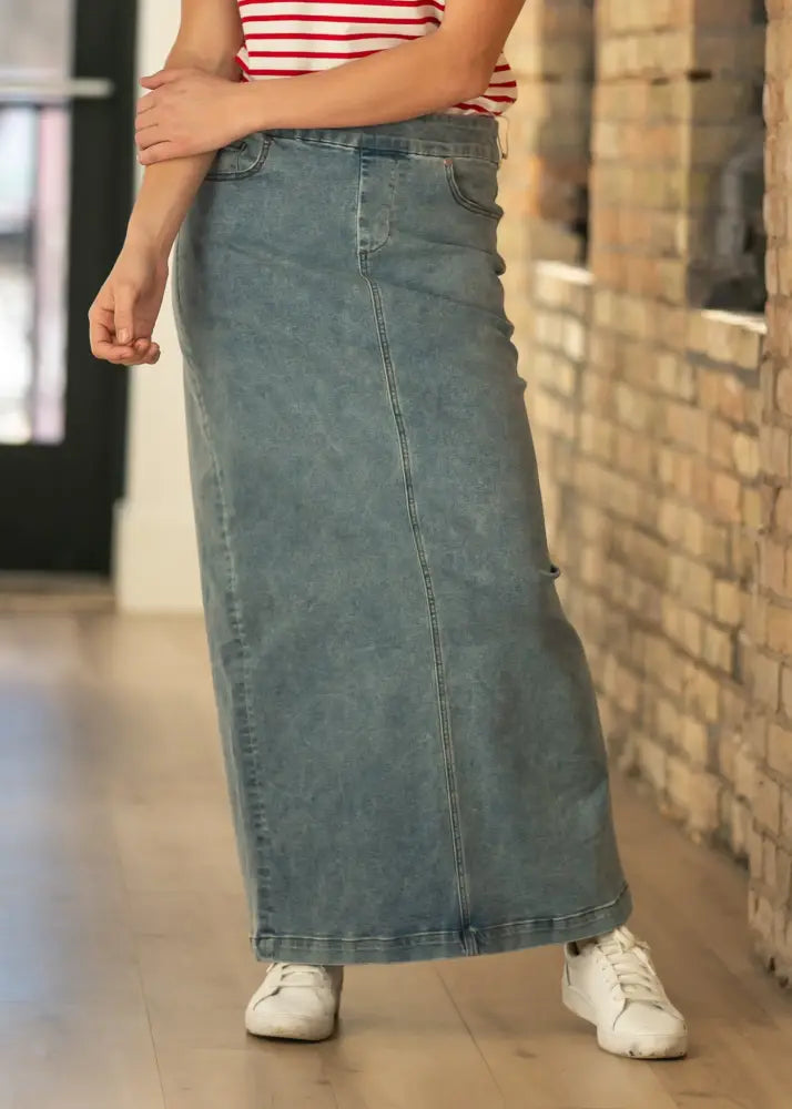 Donna classic wash stretch denim maxi skirt in mid-wash with a straight cut and front pockets