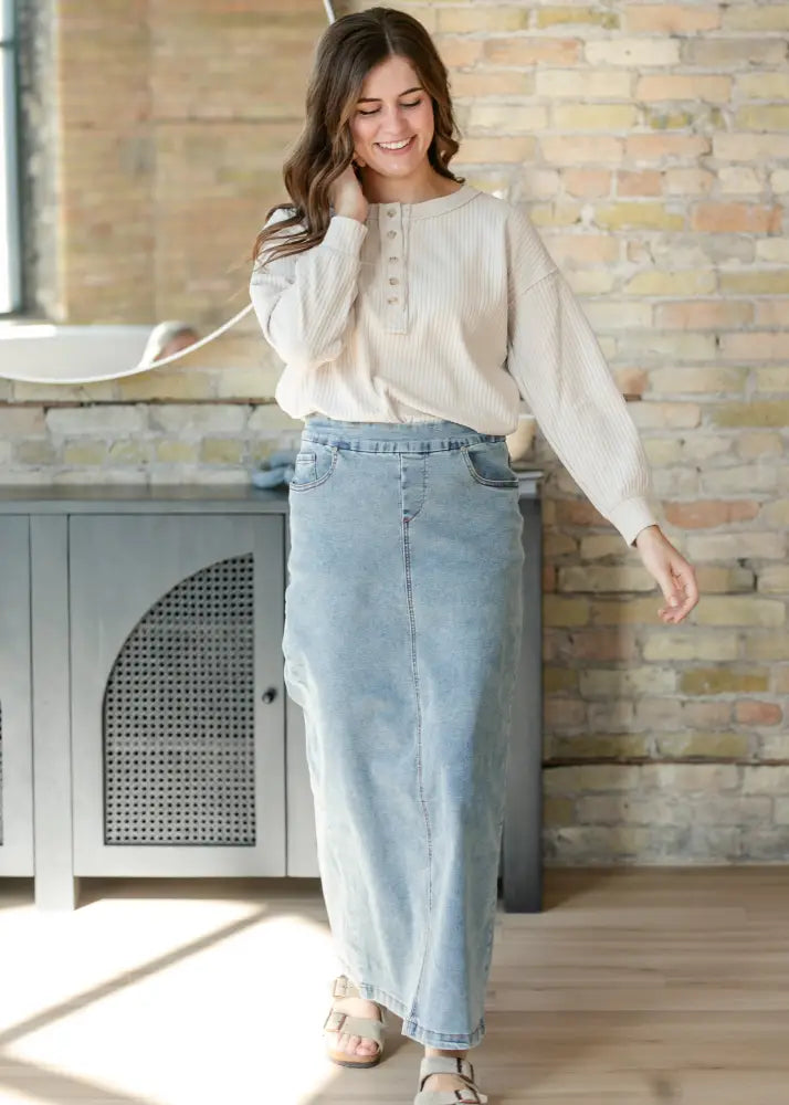 Donna classic wash stretch denim maxi skirt in light wash with classic five-pocket design and buttoned waistband