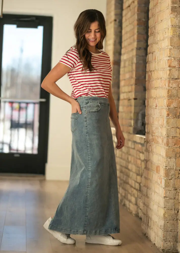 Donna classic wash stretch denim maxi skirt in light wash with front pocket and button closure