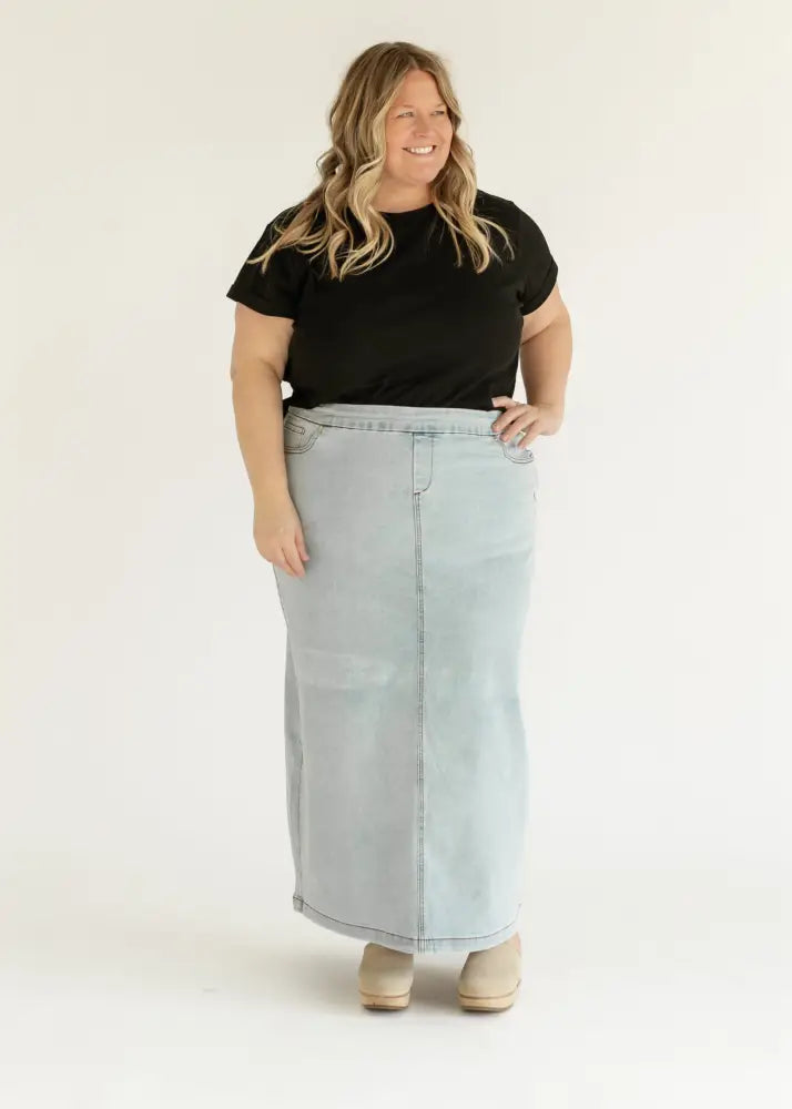 Donna light wash stretch denim maxi skirt in light blue with a straight cut front seam detail and pockets