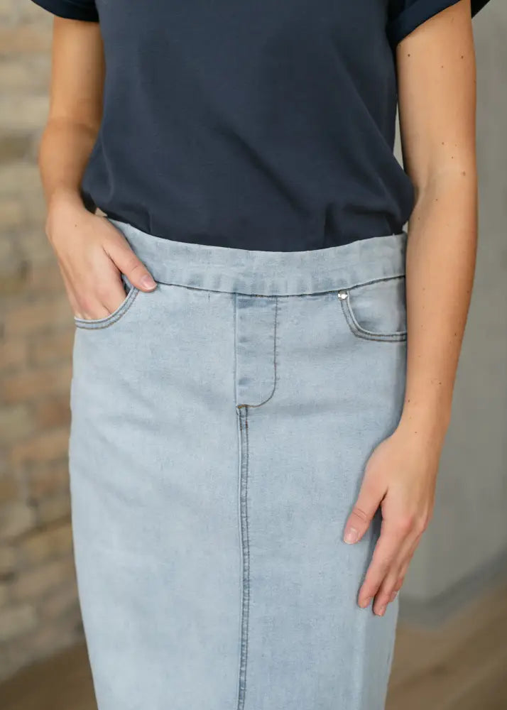 Donna light wash stretch denim maxi skirt in light blue with fitted silhouette front seam detail and functional pockets