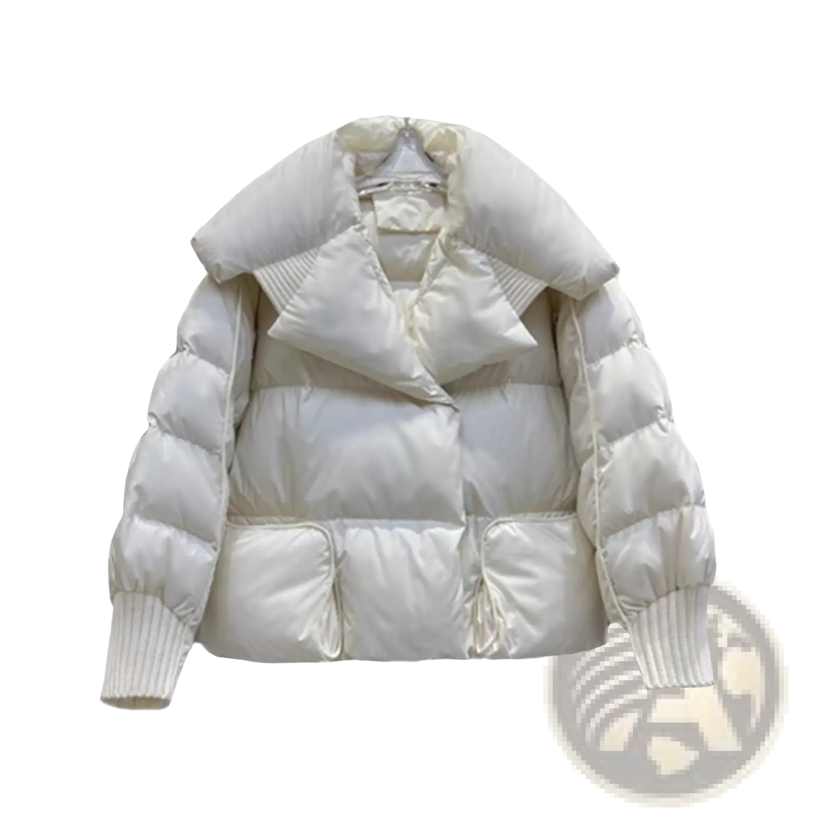Cream-colored down jacket with quilted design ribbed cuffs and collar trim in Korean style with large lapel