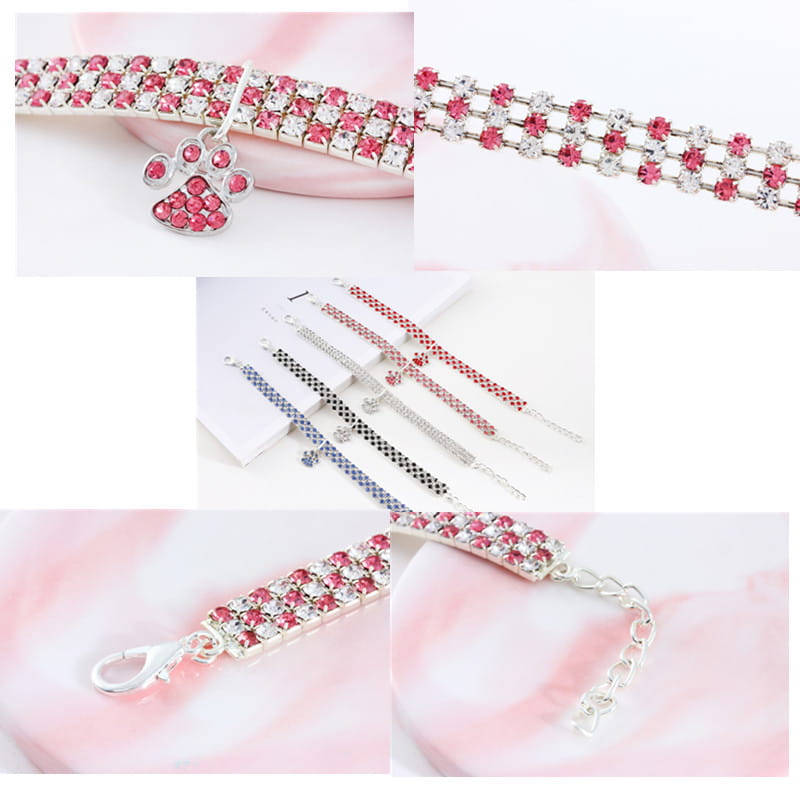 Un collier pour animal de compagnie scintillant en strass roses et argentés, orné d’un charme assorti en forme de patte.
