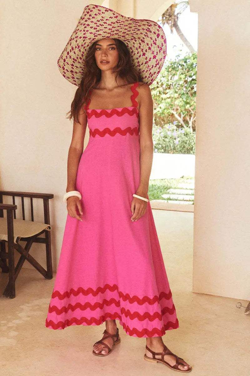 Un vibrante vestido maxi de playa floral con dobladillo ondulado, corte A, rosa, con ribete ondulado rojo intenso a lo largo del escote y el bajo, que presenta un diseño de tirante de hombro cuadrado.