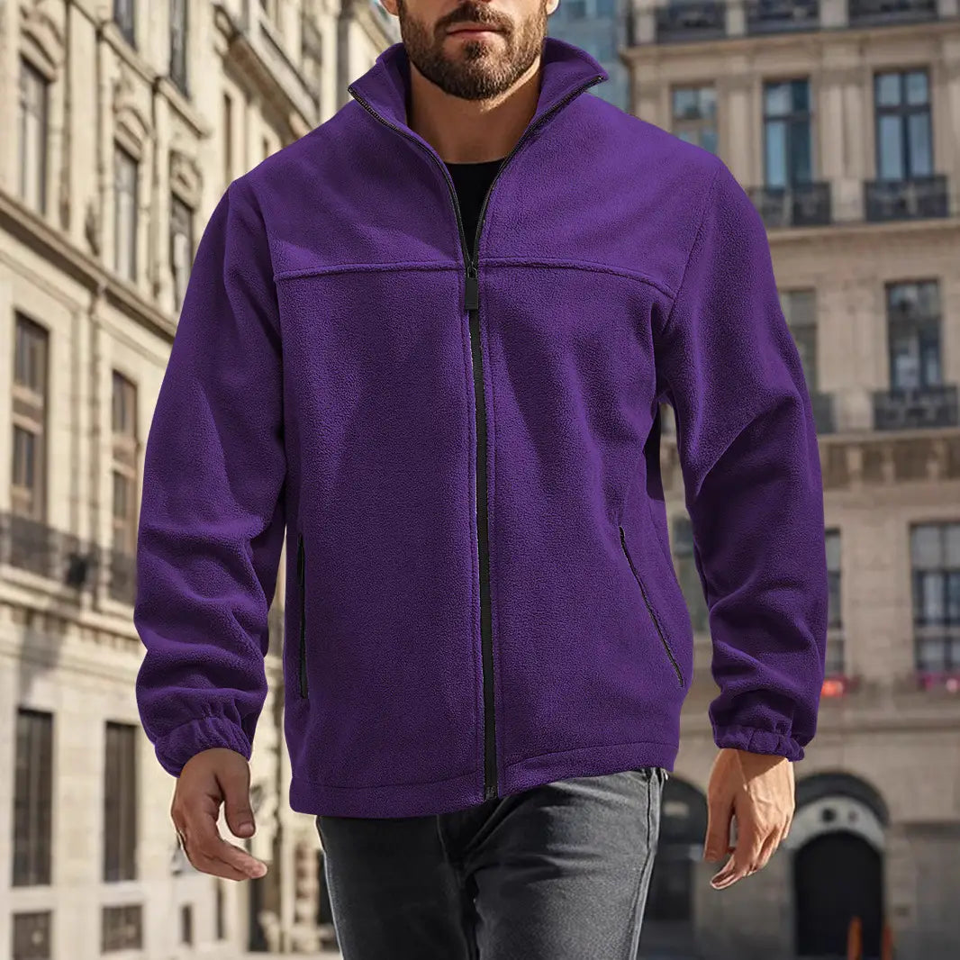 Chaqueta polar para hombre de cierre completo con cuello alto en color morado, con cremallera negra y puños elásticos.