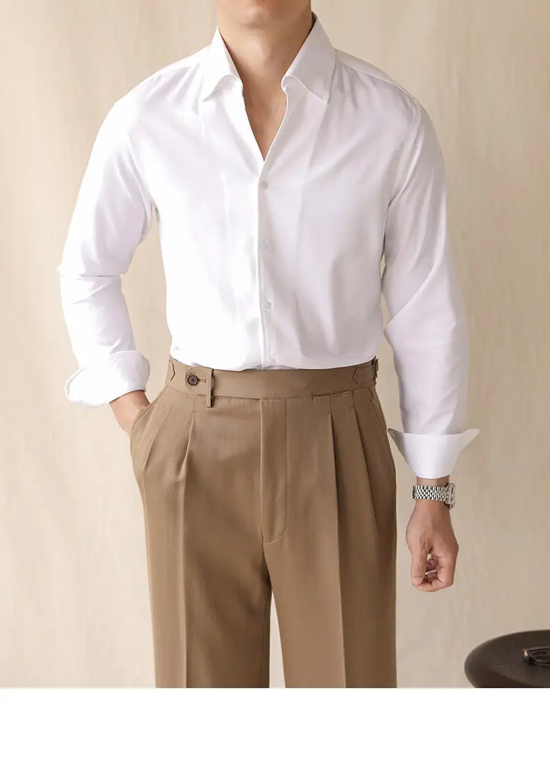 Ein Herren-Oberteil mit Ein-Kragen aus Satin, langarm im Business-Stil, in reinem Weiß, mit klassischem Kragen, Knopfleiste vorne und lässig hochgekrempelten Manschetten.