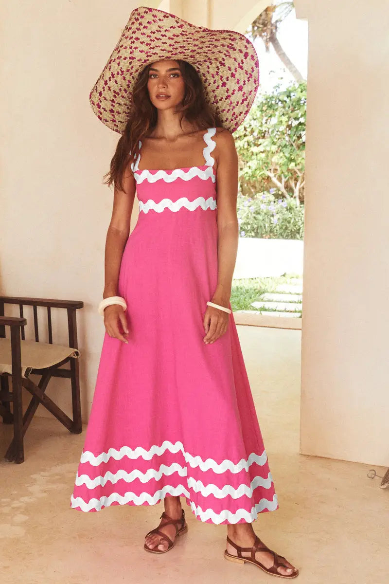 Un vibrante vestido maxi de playa floral con dobladillo ondulado, corte A, rosa, con ribete ondulado blanco a lo largo del escote, la pretina y el bajo.