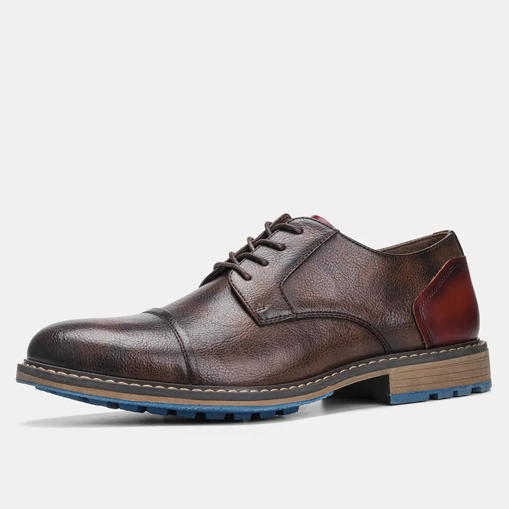 Herren-Lederschnürschuhe mit Kappenzehen im Retro-Business-Casual-Stil in Braun mit einem roten Fersenpaneel und blauer Gummisohle, von der Rückseite dargestellt.