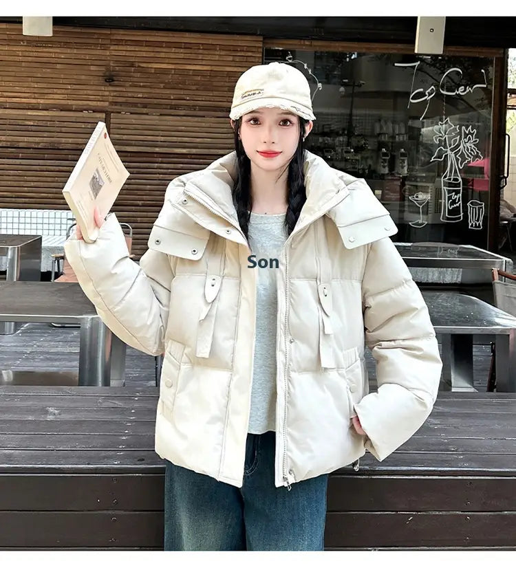 Veste courte matelassée à capuche pour femme beige, avec design matelassé et plusieurs poches avant, manteau d’hiver chaud.