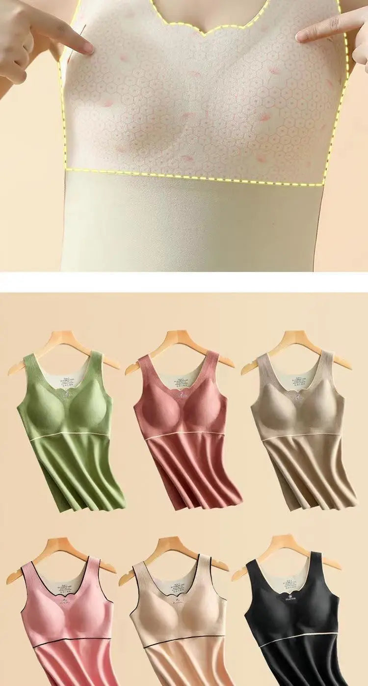 Ein elegantes, nahtloses Thermounterhemd ohne Bügel mit integrierter Büste aus weichem Pastellgrün mit dezenten rosafarbenen Sprenkeln und einem Satin-ähnlichen Dermlin-Finish.