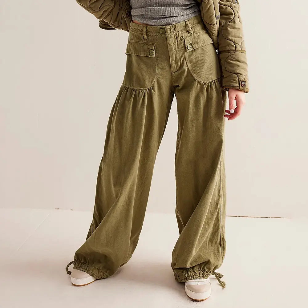 Jeans casual droits à taille mi-basse ample pour femmes en vert olive, style cargo à jambes larges, avec des cordons de serrage élastiques aux chevilles et des poches à rabat boutonnées.