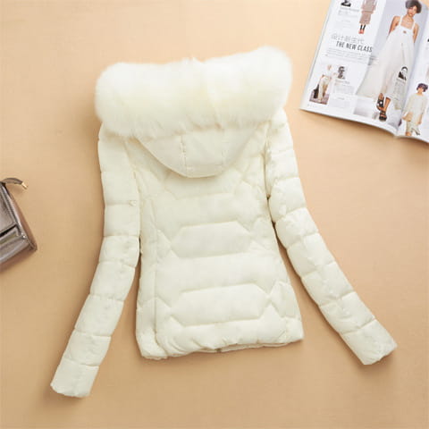 Veste matelassée puffer crème pour femme avec une capuche en fourrure blanche duveteuse, conçue pour les vêtements d’hiver.