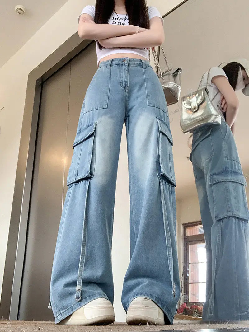 Jeans-Cargohose mit hellem Wasch und großen Seitentaschen sowie ausgestelltem Bein in einem Wide-Leg-Design.