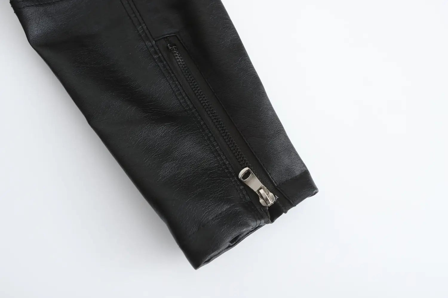 Manche de veste motard en faux cuir noire, avec détail de fermeture éclair argentée et design de col montant