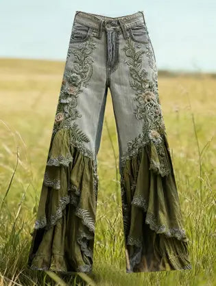 Bestickte ausgestellte Hosen mit hoher Taille aus Retro-Denim mit aufwendiger floraler Stickerei und geschichteten olivgrünen Volants am Saum.