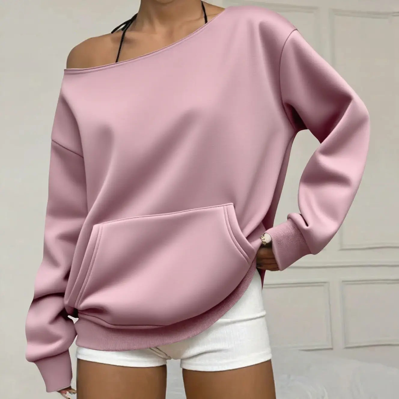 Ein weicher rosa schulterfreier Pullover mit lockerer Passform und Fronttasche, entworfen für angenehmen Casual-Gebrauch.