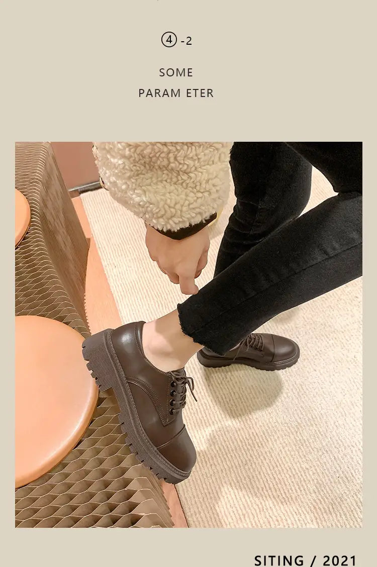 Braune Leder-Plateau-Oxfordschuhe im britischen Stil mit Rinderledermaterial und einer kräftigen, geschnürten Sohle.