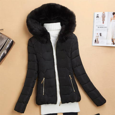 Veste matelassée puffer noire pour femme avec une capuche en fausse fourrure moelleuse et des fermetures à glissière ton sur ton or, conçue pour les vêtements d’hiver.