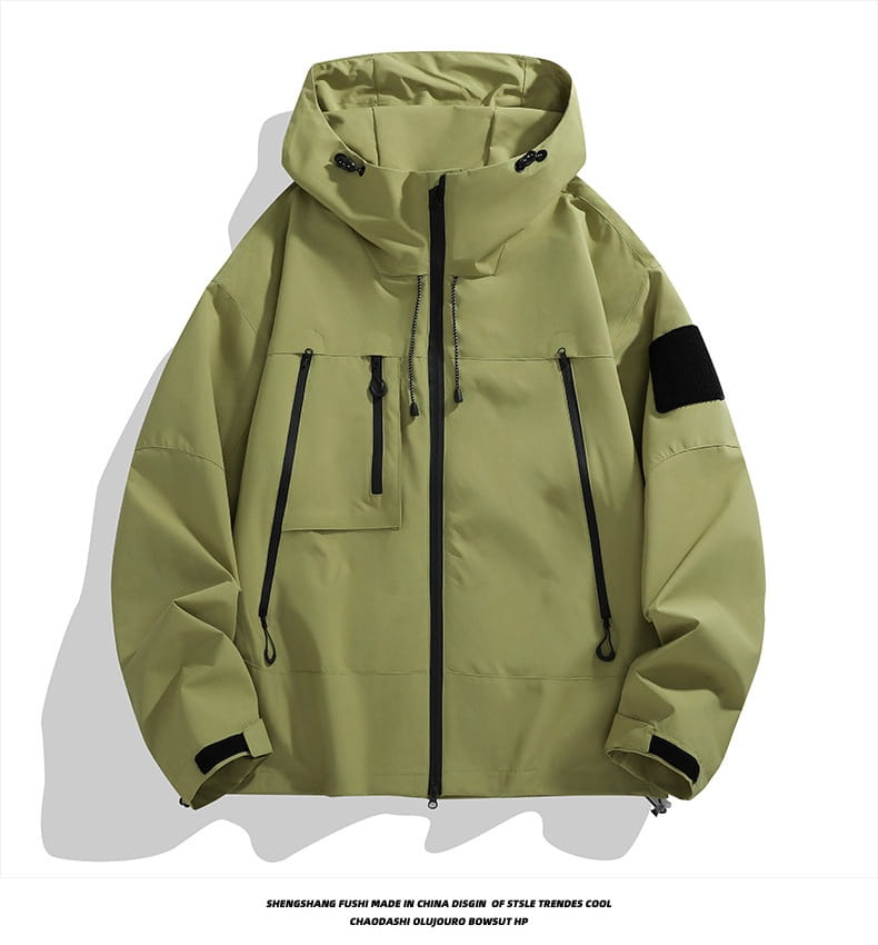 Olivgrüne taktische Kapuzen-Shelljacke mit schwarzen Reißverschlusszügen und Ärmelpatch-Details, von der Rückseite aus dargestellt.