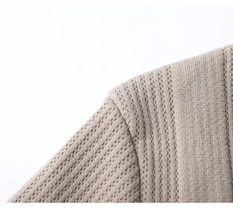 Beiger Herren-Rippstrick-Cardigan-Mantel mit gerippter Textur und vertikalen Zopfmustern.