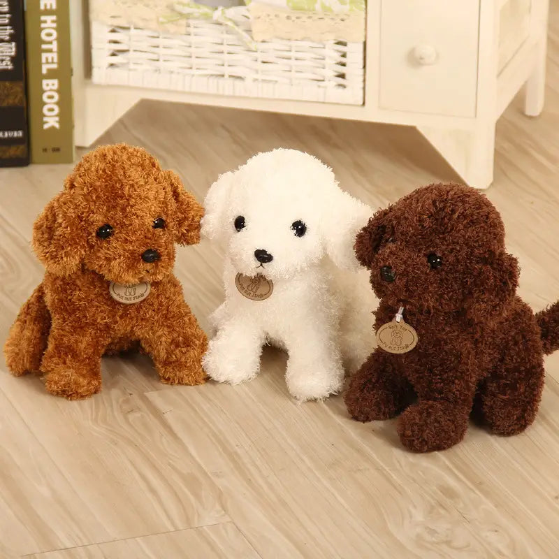 tres peluches de perro oso de peluche con diseño de caniche esponjoso, relleno de color marrón claro, blanco y marrón oscuro, con ojos de botón negros y pequeñas etiquetas metálicas alrededor del cuello