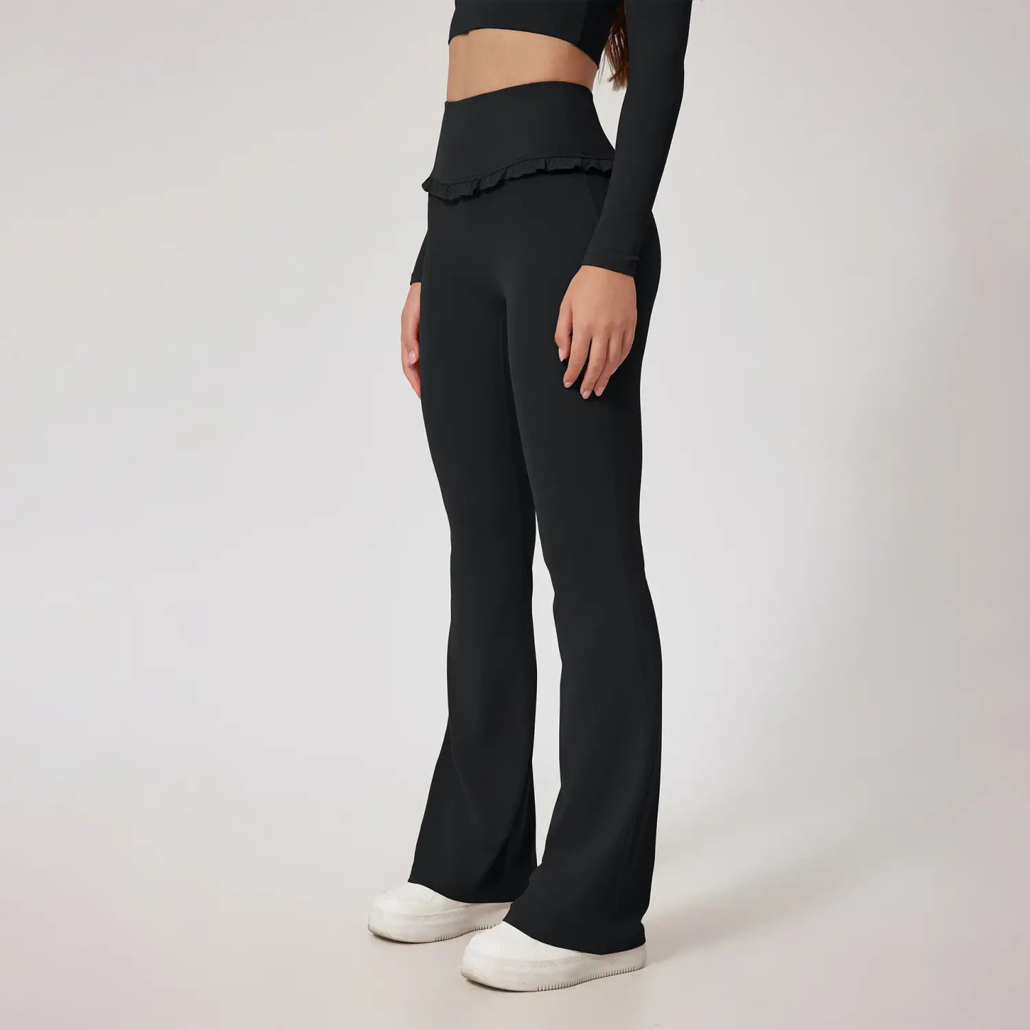 Leggings de yoga noirs taille haute évasés, avec une taille à volants conçue pour une utilisation au quotidien active.