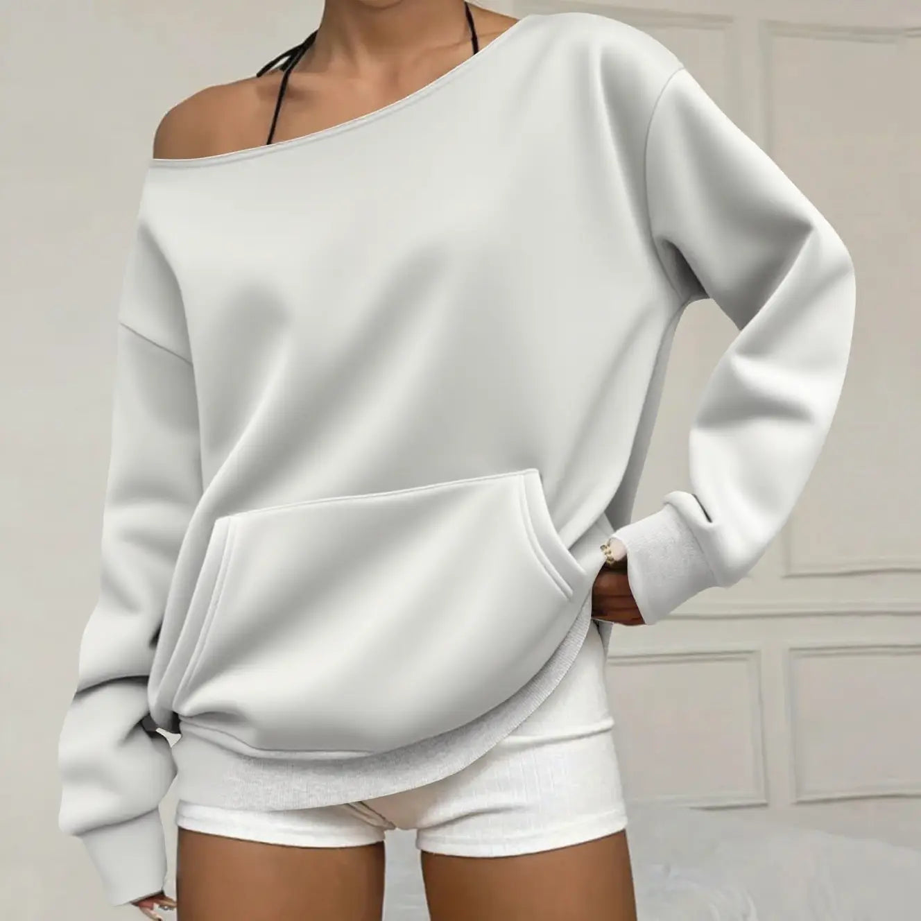 Weißer oversized schulterfreier Pullover mit Fronttasche und langen Ärmeln, für lässigen Komfort gestaltet.