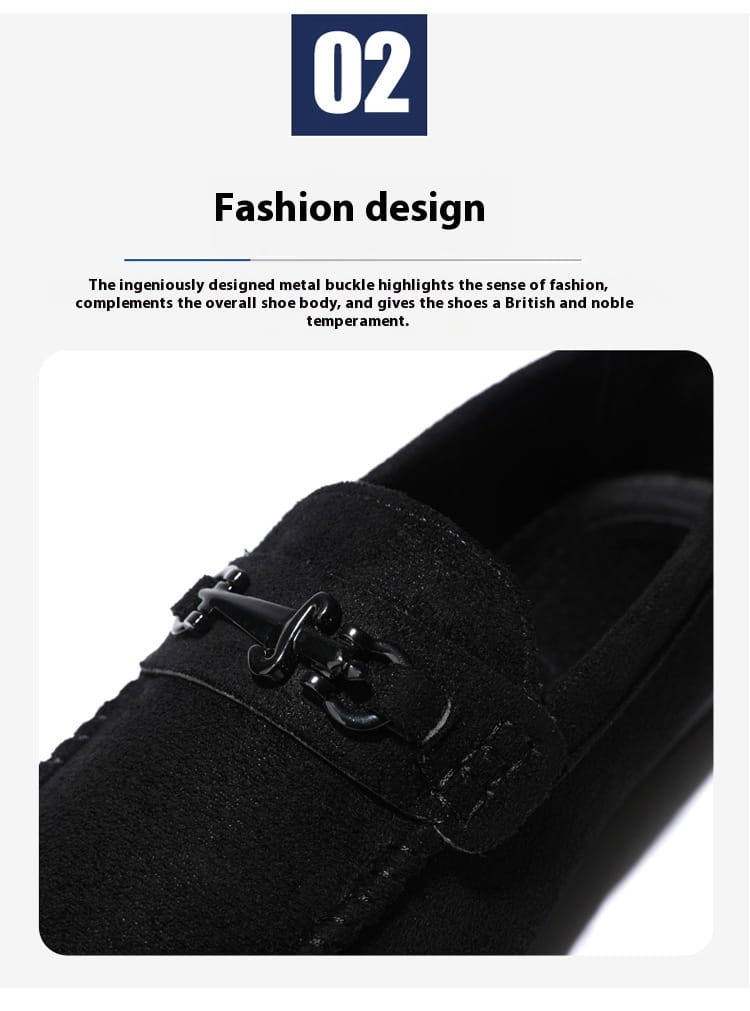 Mocassins à enfiler en daim marron pour homme avec mors de cheval, comportant un matériau en daim noir et une boucle métallique au dessin complexe, avec un profil classique et élégant.