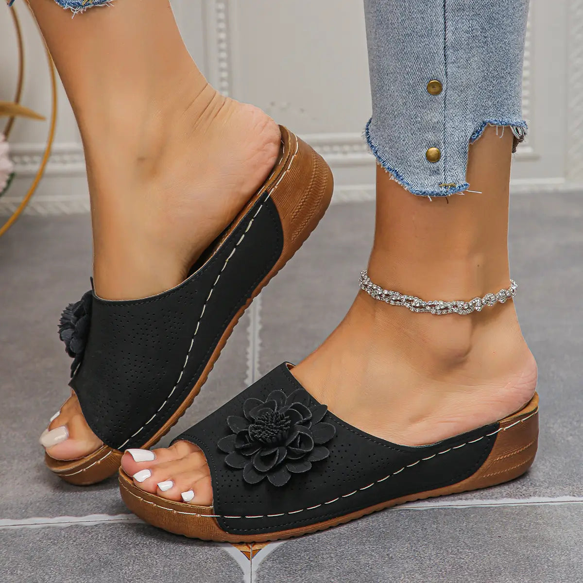 Sandalias tipo bandolera de cuero con flores en negro, adornadas, con suelas marrones, diseñadas como sandalias retro de cuña floral tipo hollow adecuadas para uso en la playa