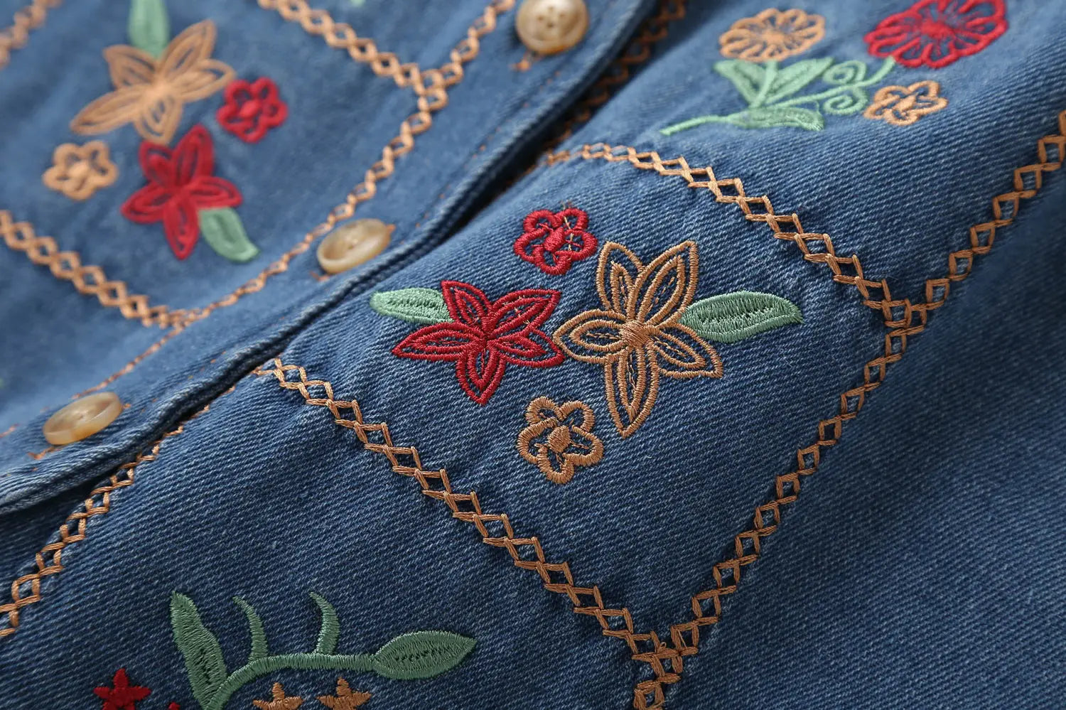 blaues Jeansjackett mit farbenfroher roter grüner und beiger floraler Stickerei, von der Rückseite präsentiert, in der Kollektion bestickter floraler Jeanswesten