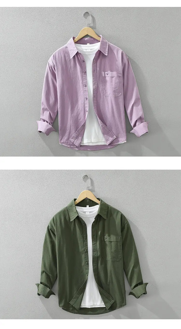 Chemise à manches longues en coton style japonais pour homme, en lilas doux et vert olive, avec un col classique, une poche poitrine et des poignets retroussés.