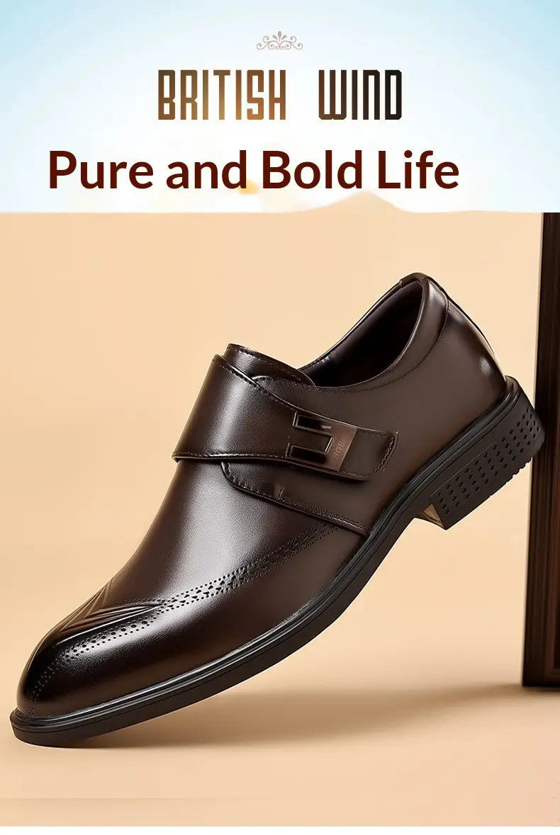 Dunkelbrauner Vollnarbenleder-Brogue-Kleideschuh mit Pfeifenschnürung und Verschluss mit einzelner Schnallenriemen.