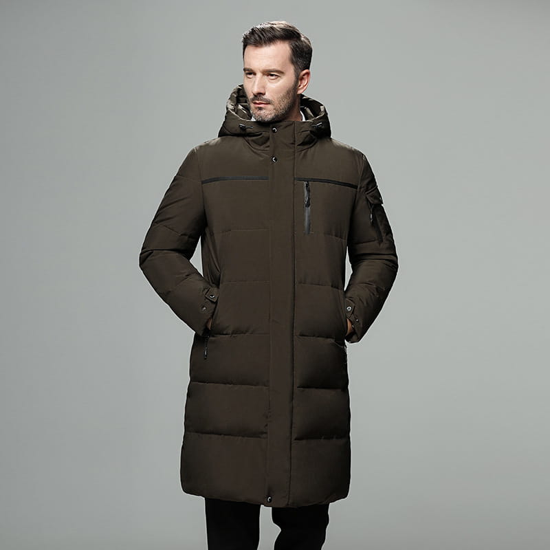 Herren-Langsteppjacke mit Kapuze und Daunenfüllung in dunkelolivgrün mit Frontreißverschluss, ausgelegt für kaltes Wetter.