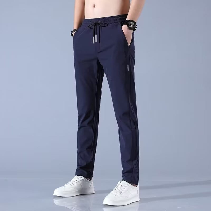 Herren-Eisskizzen-Geradebein-Athletik-Jogginghosen aus Eis-Seide in Dunkelnavyblau, mit Kordelbund und dezenten Seitentaschen.