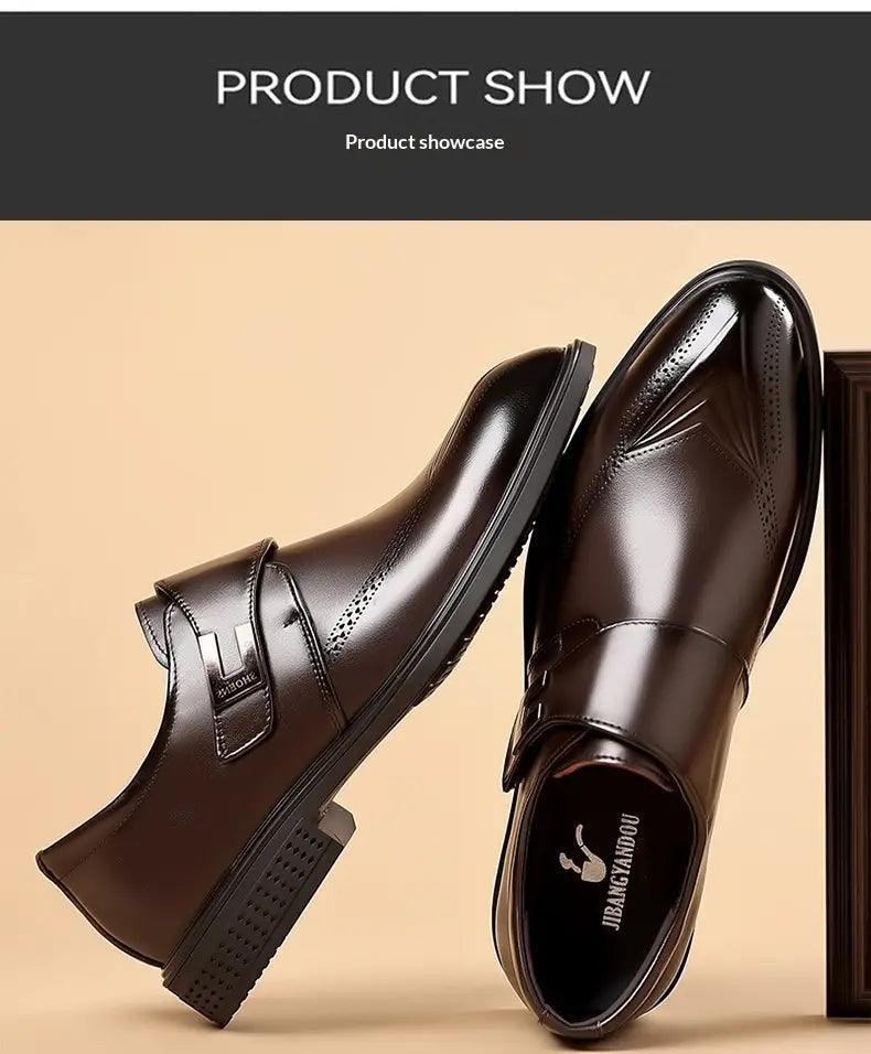 Braune Vollnarbenleder-Brogue-Kleiderschuhe für Herren mit eleganter polierter Oberfläche und dekorativer perforierter Pfeifenschnürung an der Zehenpartie.
