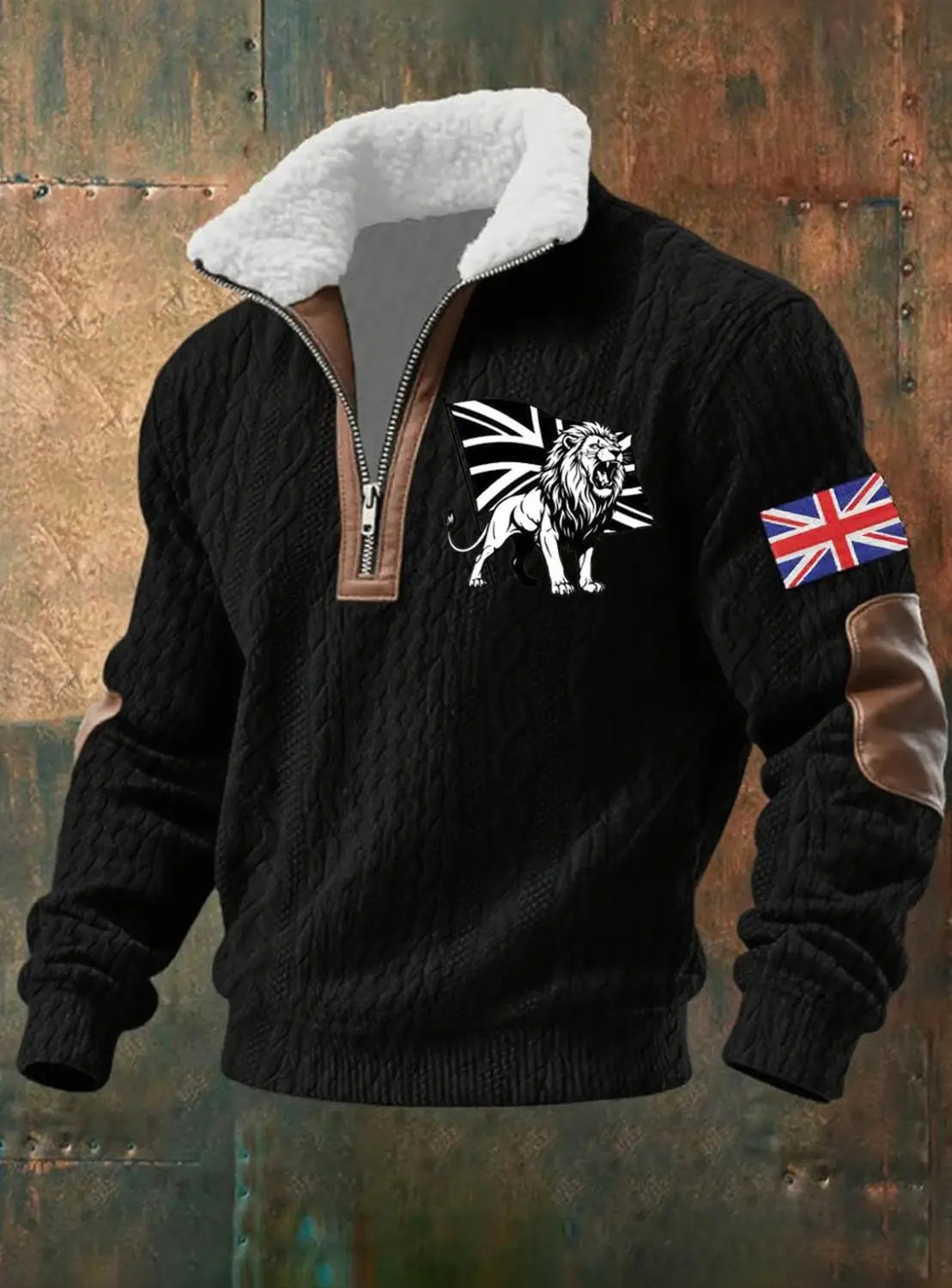 Suéter para hombre de media cremallera con cuello de borrego en punto trenzado negro, con cuello de borrego blanco y detalles de cuero marrón, con un gráfico de león destacado sobre el emblema Union Jack en el pecho.