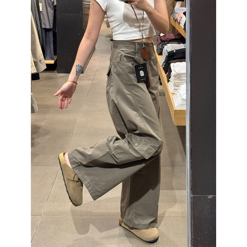 Pantalon cargo femme à taille haute, jambe large, kaki, avec plusieurs poches et coupe ample, conçu pour un usage quotidien.