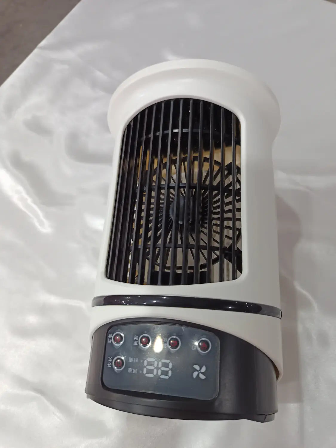 Ventilador cilíndrico portátil de enfriador de aire USB blanco con rejilla negra y panel de pantalla digital