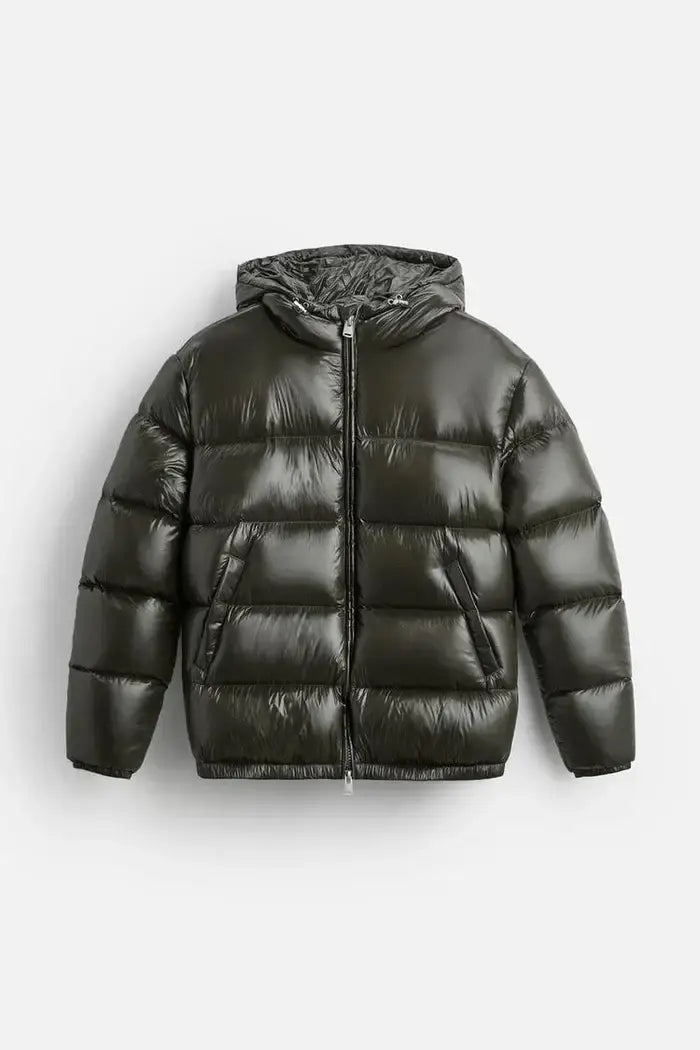 Dunkelolivgrüne glänzende wattierte Kapuzen-Steppjacke mit Frontreißverschluss aus isolierendem Material für die Verwendung bei kaltem Wetter