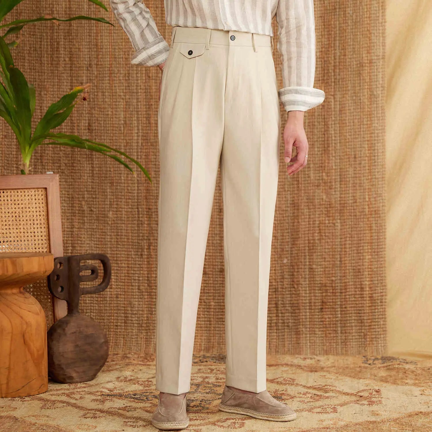 Maßgeschneiderte gerade Beinschlag-Hosen für Herren in Cremefarbe mit klassischem Knopfverschluss und Vordertaschen für einen gepflegten Look.