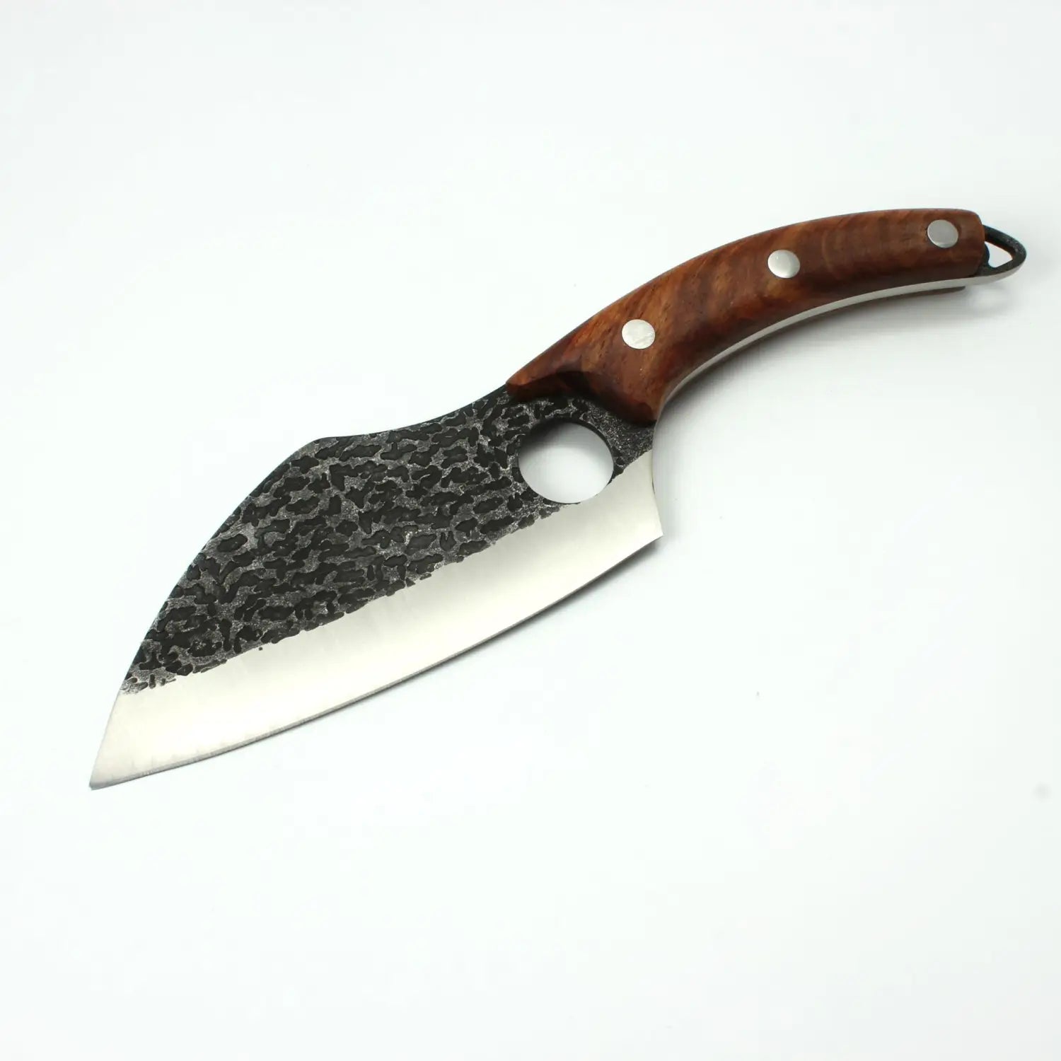 Un couteau à désosser au style rustique, doté d’une lame en acier au carbone à haute teneur sombre martelée et d’un manche en bois brun riche, fixé par des rivets en argent avec étui.