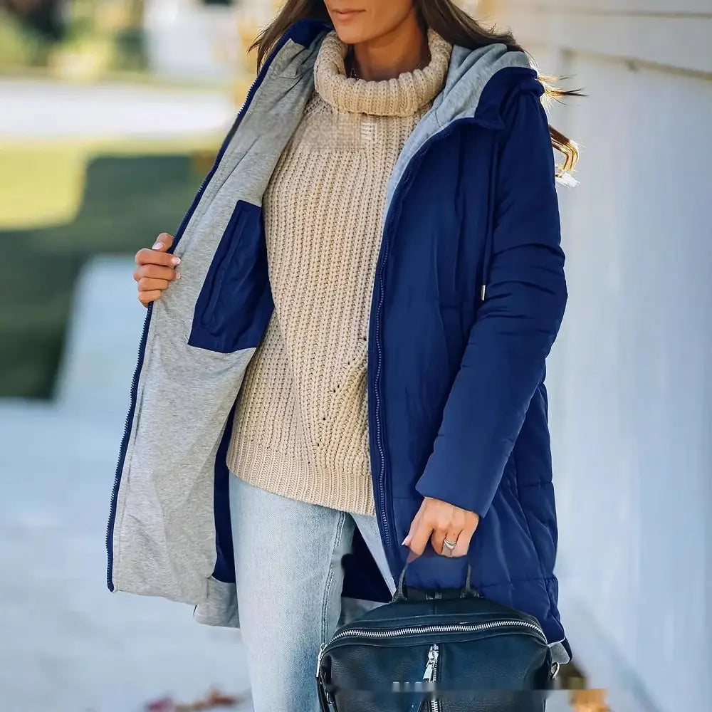 Manteau d’hiver matelassé en coton avec capuche pour femmes, bleu marine, avec doublure intérieure grise et capuche.