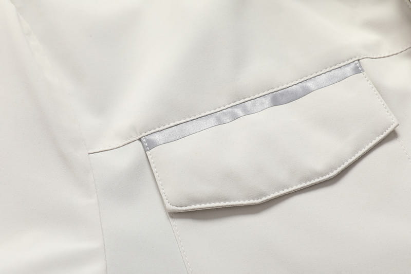 Tasche aus weißem Stoff mit einem silbernen reflektierenden Streifen am Herren-Wasserabweisenden Trenchcoat mit Kapuze.