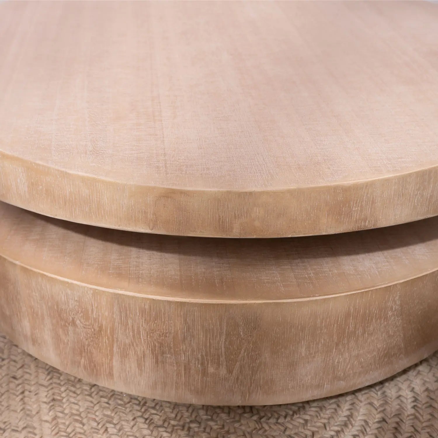 Mesa de centro redonda de madera de 31 pulgadas, acento natural en dos niveles, en madera de color claro, con acabado natural liso y niveles circulares apilados.