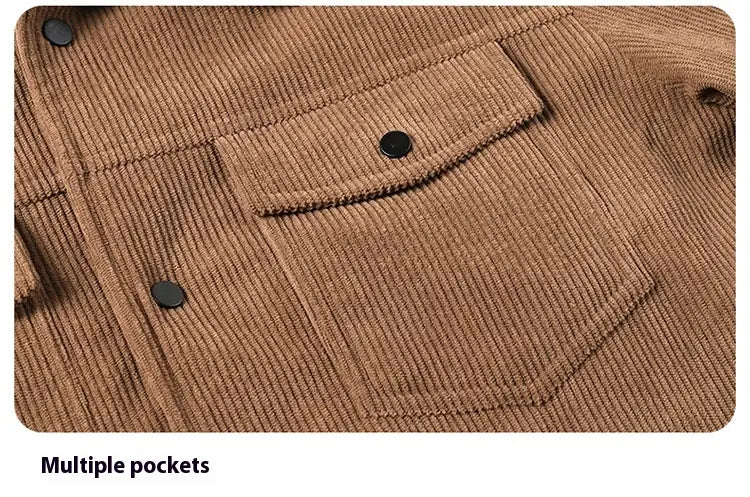 Herren-Cordjacke im Casual-Stil in Braun mit schwarzen Knöpfen und einer Klappentasche.