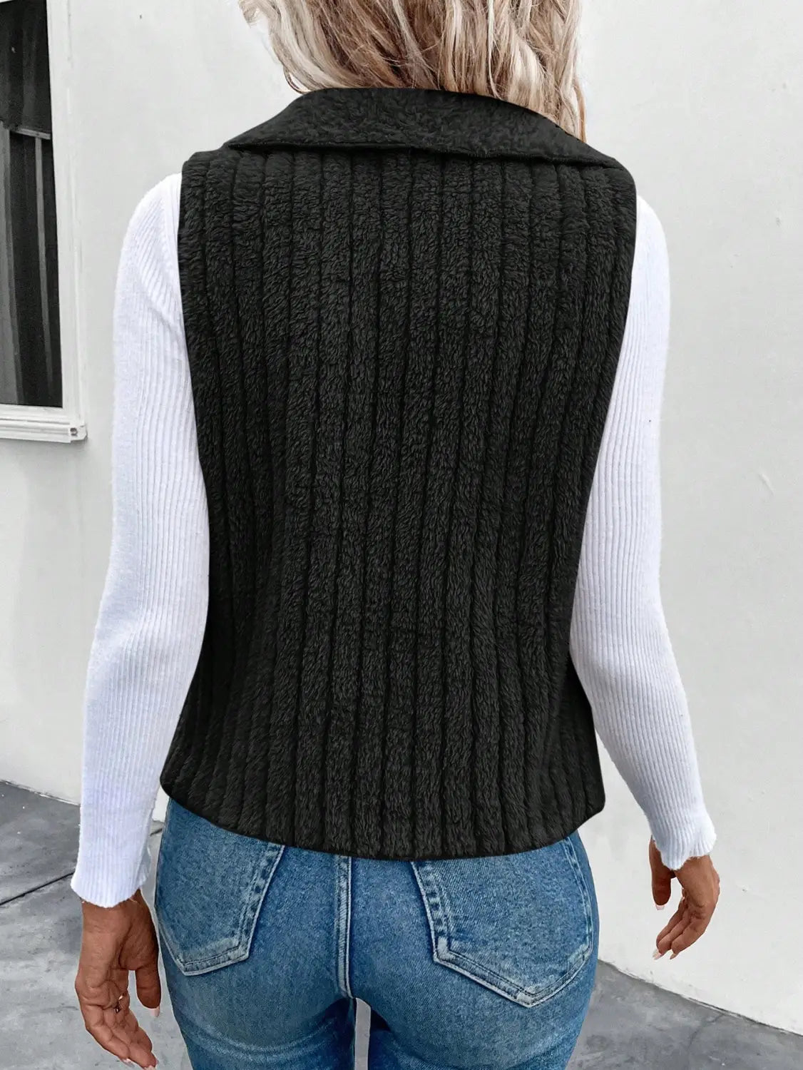 schwarze gerippte Strickweste mit einem Wasserfallkragen, geeignet für Oberbekleidung.