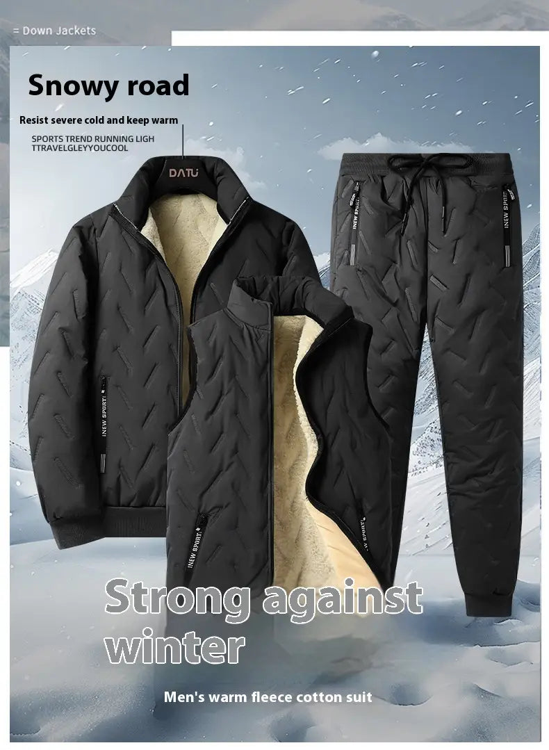Herren-Thermo-Winteranzug in drei Teilen mit Steppung bestehend aus einer schwarzen gesteppten Daunenjacke mit kuscheliger beiger Fleece-Innenfütterung sowie passenden Hosen mit Kordelzugbund.