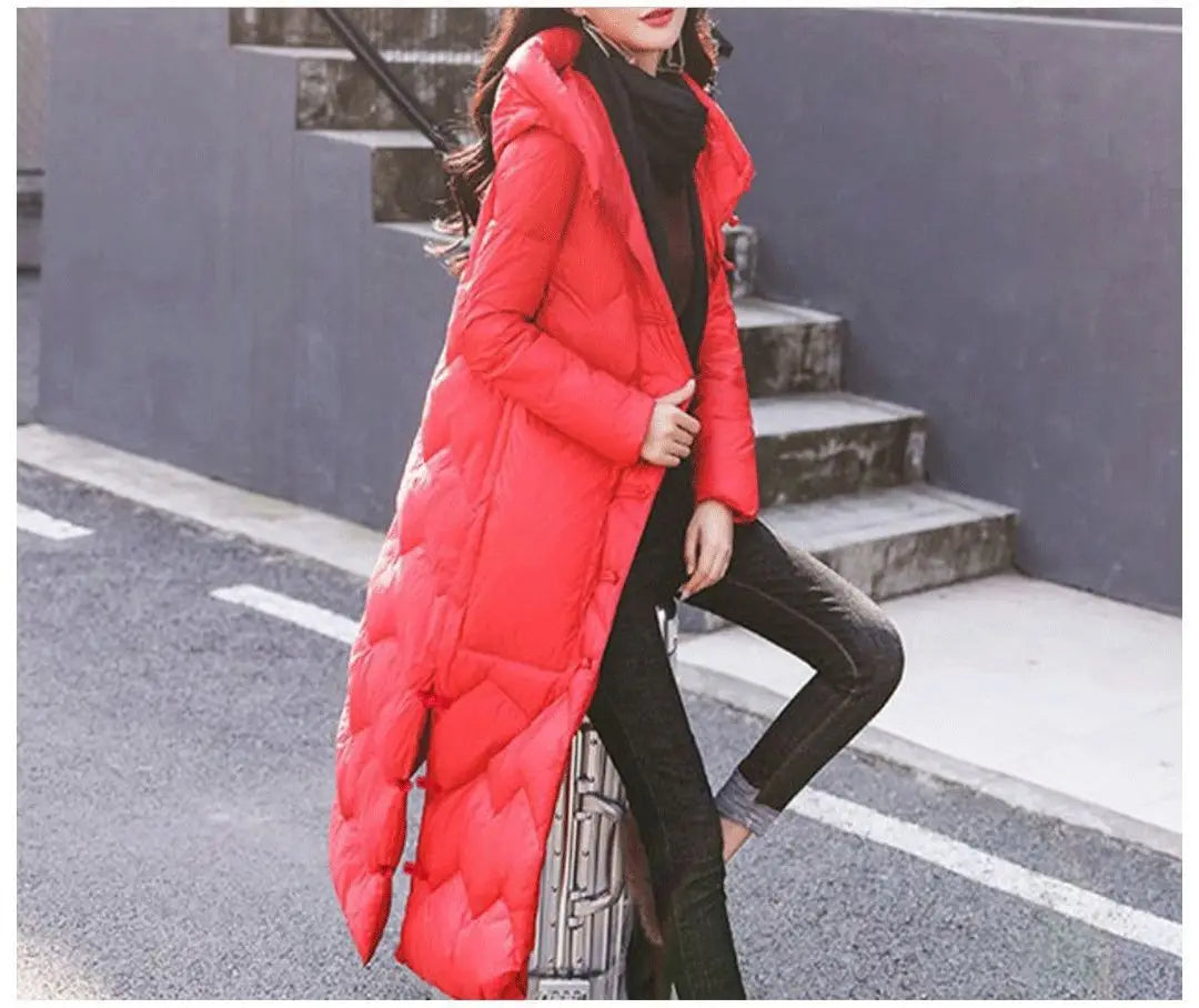 Manteau matelassé vibrant rouge avec boutons grenouille chinois, col haut et fermeture avant à boutons.